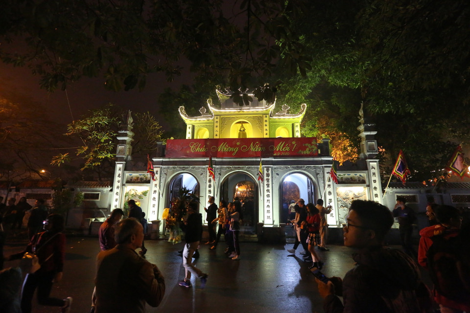 Mọi người đi lễ chùa đầu năm để cầu sức khỏe, bình an và mọi điều tốt đẹp sẽ đến trong năm mới. (Ảnh: Minh Sơn/Vietnam+)