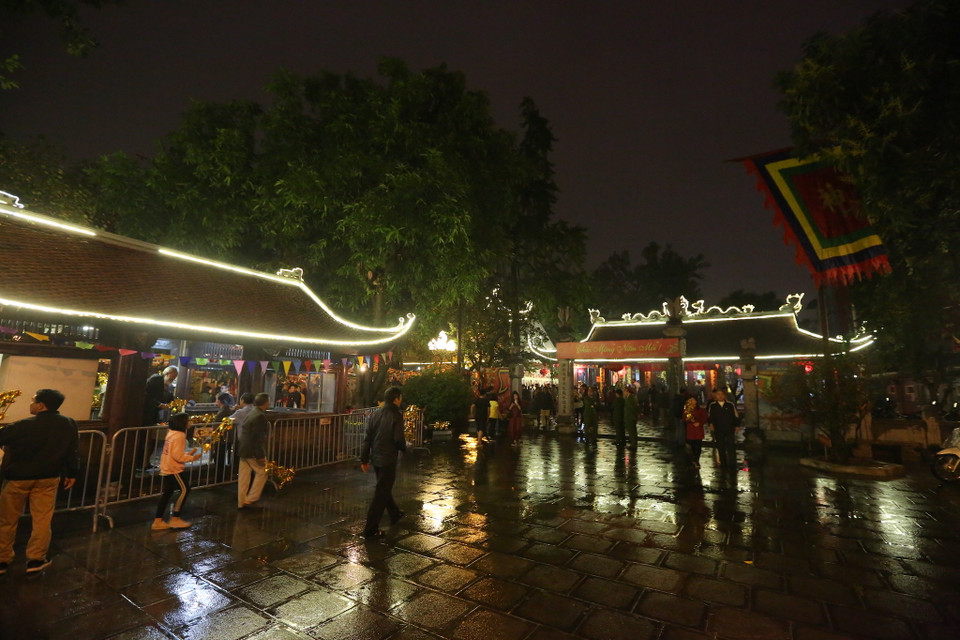 Sau thời khắc chuyển giao giữa năm cũ và năm mới, rất đông người dân Hà Nội đến chùa Hà (Cầu Giấy, Hà Nội) để thắp hương, lễ phật, xin lộc, cầu mong năm mới an lành. (Ảnh: Minh Sơn/Vietnam+)