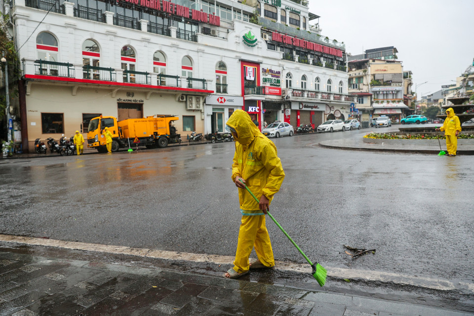 Lực lượng Công ty thoát nước Hà Nội ứng trực tại khu vực Quảng trường Đông Kinh Nghĩa Thục đề phòng tình trạng ngập lụt. (Ảnh: Minh Sơn/Vietnam+)