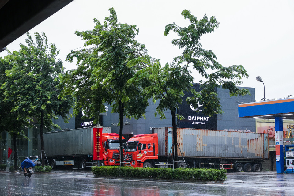 Trước tình hình cơn bão Yagi sắp đổ bộ vào khu vực phía Bắc Việt Nam, trong đó có Thủ đô Hà Nội, người dân đã và đang áp dụng nhiều biện pháp hiệu quả để bảo vệ an toàn cho tài sản của mình. (Ảnh: Minh Sơn/Vietnam+)