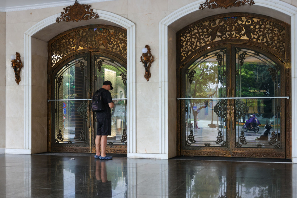 Lối vào một trung tâm thương mại được gia cố bằng các thanh sắt. (Ảnh: Minh Sơn/Vietnam+)