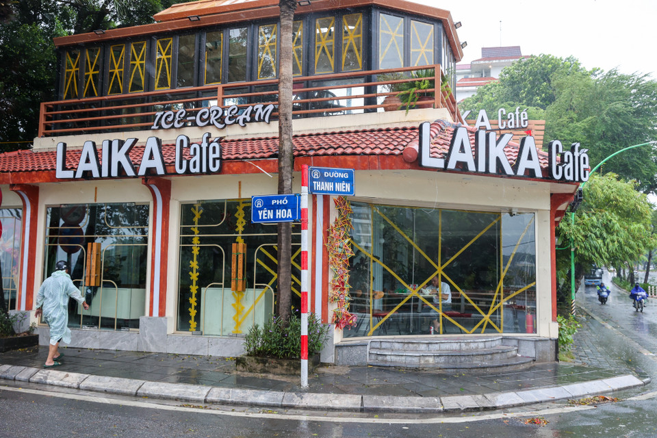 Một cửa hàng càphê trên đường Thanh Niên từ sớm đã dán kính cửa sổ và cửa ra vào để đề phòng gió giật. (Ảnh: Minh Sơn/Vietnam+)