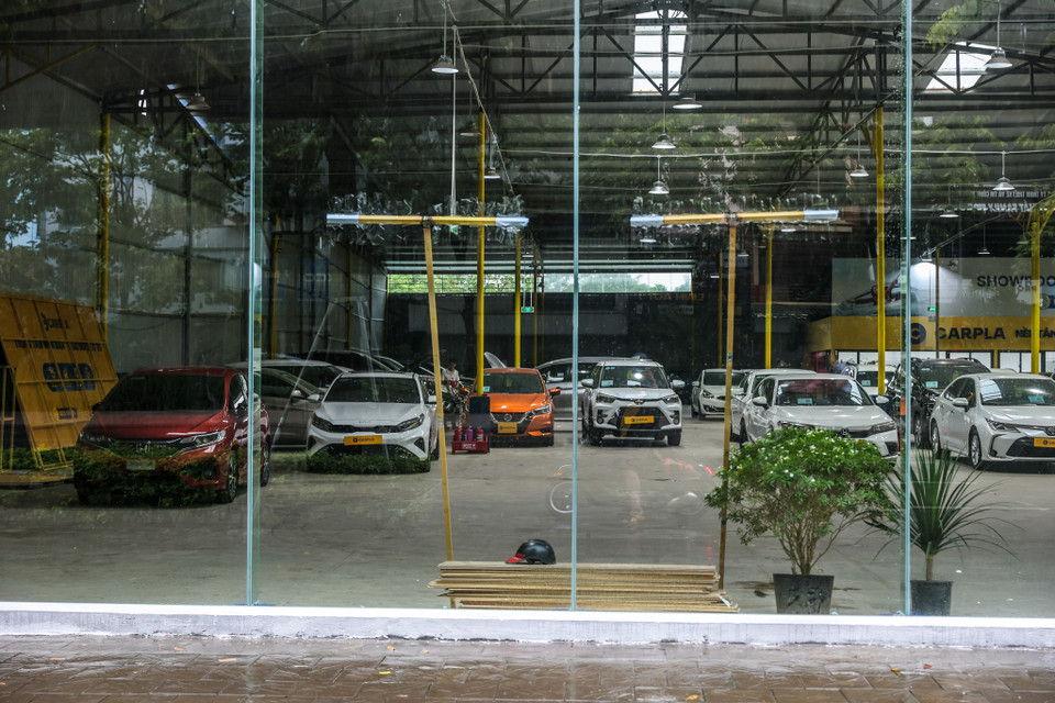 Cách đó không xa, một showroom ôtô khác cũng sử dụng các vật liệu có sẵn trong cửa hàng để phòng chống trước khi cơn bão đổ bộ. (Ảnh: Minh Sơn/Vietnam+)