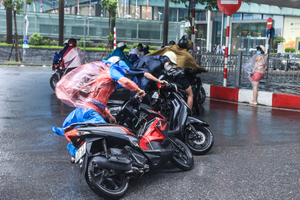 Ảnh hưởng của cơn bão số 3 khiến hàng loạt người đi xe máy bị ngã do gió to kèm theo mưa lớn. (Ảnh: Minh Sơn/Vietnam+)