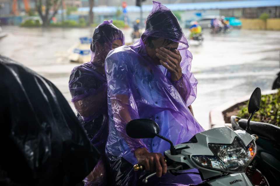 Gió bão mạnh có thể làm hàng chục phương tiện đang di chuyển bị ngã đổ liên tiếp như hiệu ứng domino. (Ảnh: Minh Sơn/Vietnam+)