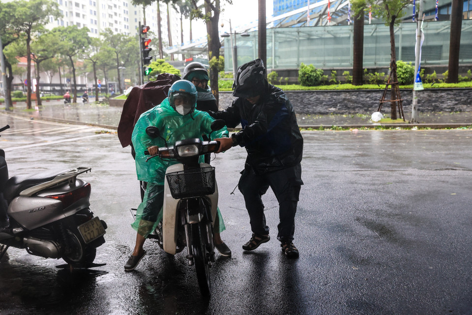Trước tình hình thời tiết diễn biến phức tạp, các chuyên gia khuyến cáo người dân nên hạn chế ra đường khi không cần thiết, đặc biệt là trong thời điểm gió bão mạnh. Những người điều khiển xe máy cần chú ý kiểm tra tình trạng xe trước khi ra đường, chọn những tuyến đường an toàn và tránh những khu vực trống trải, ít vật cản để giảm thiểu nguy cơ bị gió thổi ngã. (Ảnh: Minh Sơn/Vietnam+)