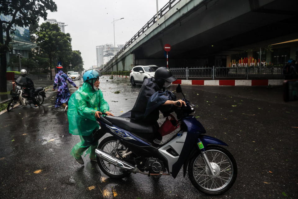 Theo thông tin từ Trung tâm Dự báo Khí tượng Thủy văn Quốc gia, một đợt bão lớn với sức gió cấp 8-9 (có thể lên tới cấp 10-11 tại vùng tâm bão) đã tiến vào đất liền. Kèm theo đó là mưa lớn kéo dài, khiến cho việc di chuyển trên đường trở nên vô cùng nguy hiểm. (Ảnh: Minh Sơn/Vietnam+)
