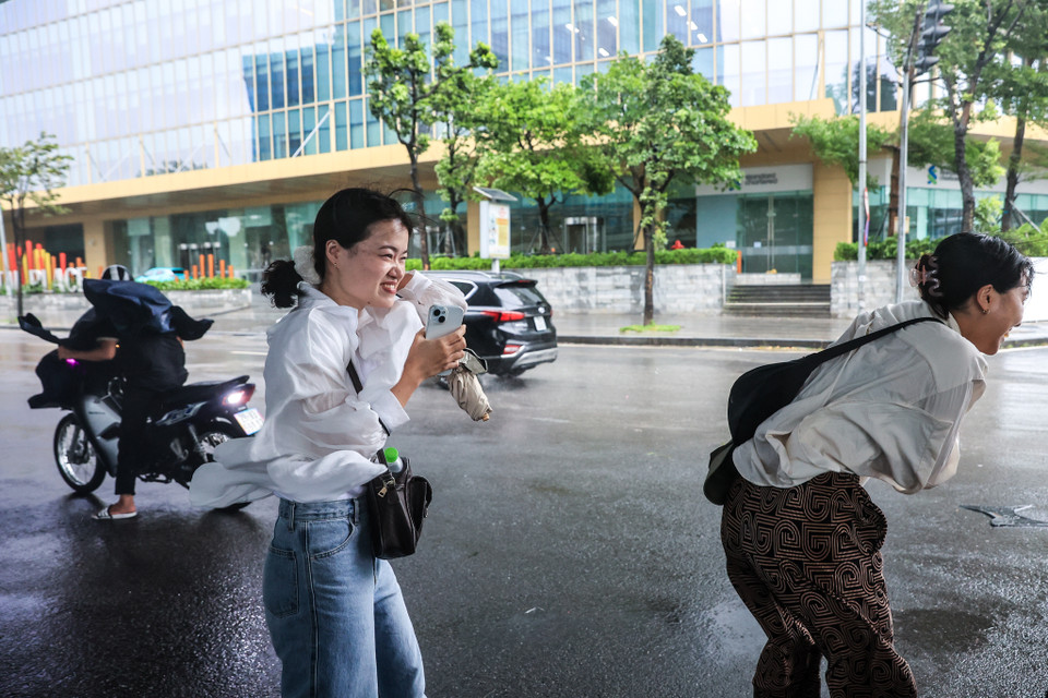 Nhiều người dân rất khó di chuyển vì gió mạnh. (Ảnh: Minh Sơn/Vietnam+)