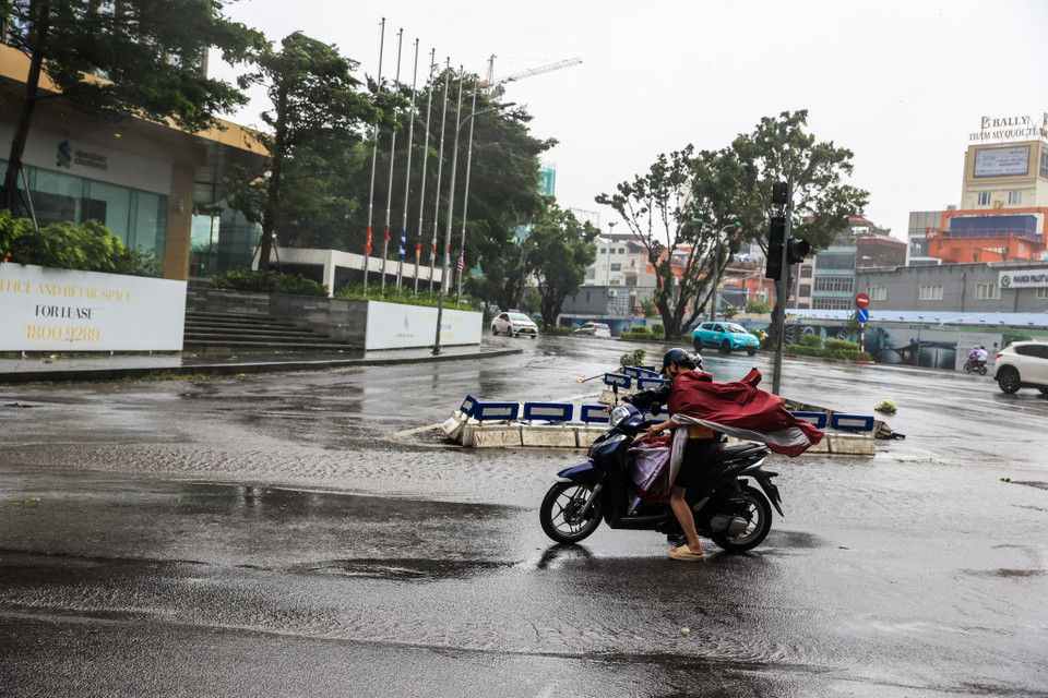 Tình trạng mưa nặng hạt với gió thổi mạnh, khiến người tham gia giao thông bằng xe máy chao đảo, rất khó làm chủ tay lái và tốc độ. (Ảnh: Minh Sơn/Vietnam+)