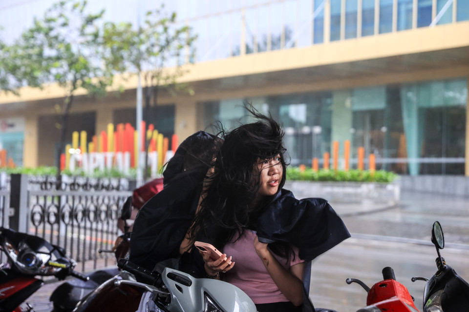 Đặc biệt, gió giật mạnh đã gây ra nhiều tình huống xe máy bị ngã đổ hàng loạt, gây ách tắc giao thông và tiềm ẩn nguy cơ tai nạn nghiêm trọng. (Ảnh: Minh Sơn/Vietnam+)