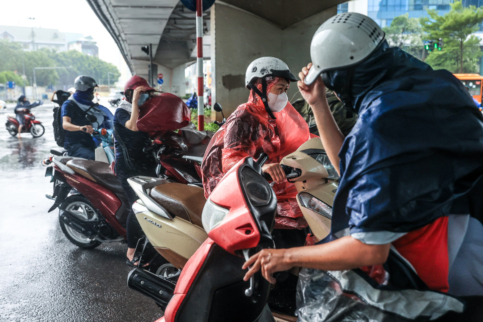Ngay khi phát hiện ra gió mạnh, nhiều người dân đi xe máy đã chủ động dựng xe dưới gầm cầu vượt để tránh rủi ro, nhưng gió mạnh vẫn 'quật ngã' rất nhiều phương tiện. (Ảnh: Minh Sơn/Vietnam+)
