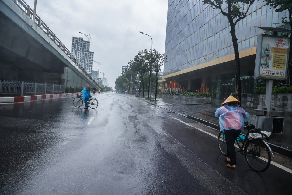 Theo dự báo, tác động của bão số 3 với Hà Nội sẽ chậm hơn các tỉnh/thành phố Hải Phòng, Quảng Ninh. Từ 15 giờ đến 16 giờ ngày 7/9, Hà Nội bắt đầu có gió mạnh cấp 6-7, khả năng có gió giật cấp 9, cấp 10. (Ảnh: Minh Sơn/Vietnam+)