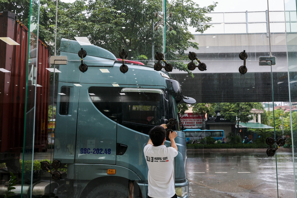 Đại diện cửa hàng cho biết đã lựa chọn phương án thuê container để chắn trước cửa nhà. "Cửa hàng chúng tôi đặt container ở phía trước để bảo vệ cửa kính không bị tác động bởi gió lớn." (Ảnh: Minh Sơn/Vietnam+)