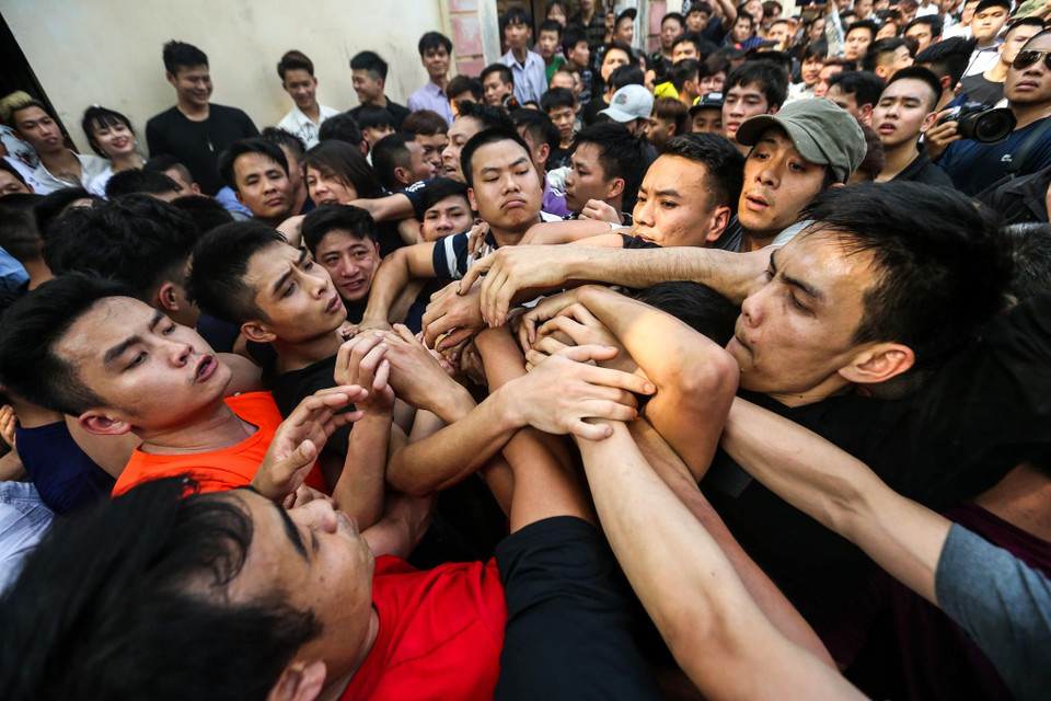 Lễ hội giằng bông đã tổ chức được rất nhiều lần nhưng chưa bao giờ bị mất sự sôi động của nó. (Ảnh: Minh Sơn/Vietnam+)