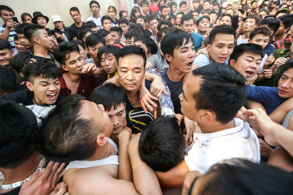 Sự tích này gắn liền với thời Hai Bà Trưng, ai cướp được cây bông hoặc chạm vào sẽ sinh quý tử. (Ảnh: Minh Sơn/Vietnam+)