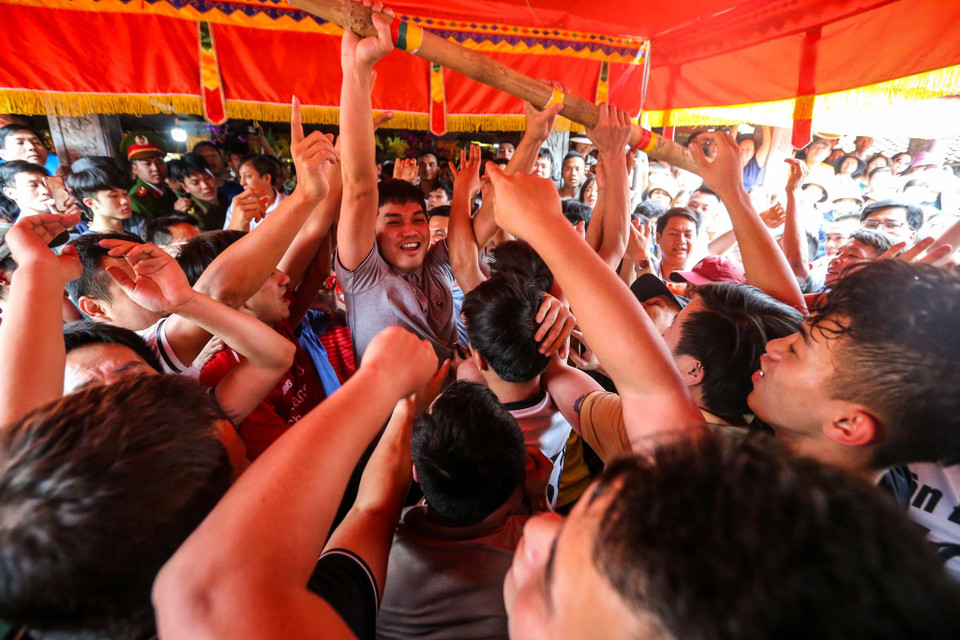 Theo tục lệ, người đi chọn tre làm cây bông phải là người có tuổi câu đương, tức là 50 tuổi. (Ảnh: Minh Sơn/Vietnam+)