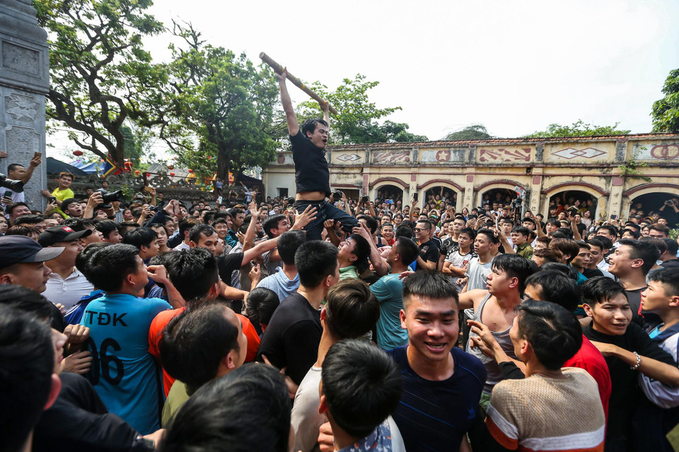 Cây bông được chuẩn bị từ trước lễ hội khoảng một tháng.(Ảnh: Minh Sơn/Vietnam+)