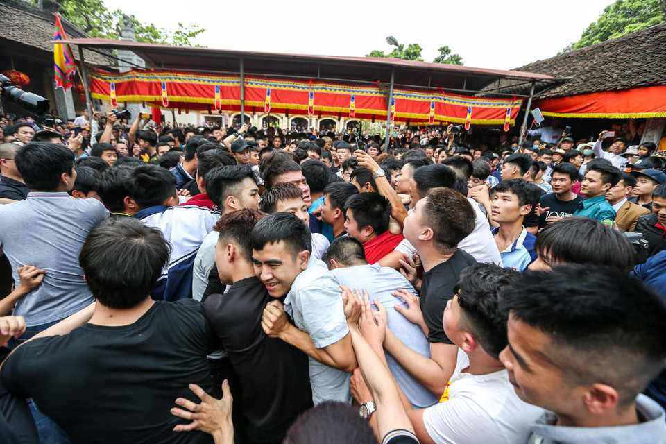 Tương truyền, người nào giành được cây bông cả năm sẽ gặp may mắn, riêng những ai đã có gia đình sẽ sinh được quý tử, do đó giằng bông là phần được trông đợi và diễn ra náo nhiệt nhất khi hàng trăm trai làng sẽ lao vào giành cây bông. (Ảnh: Minh Sơn/Vietnam+)