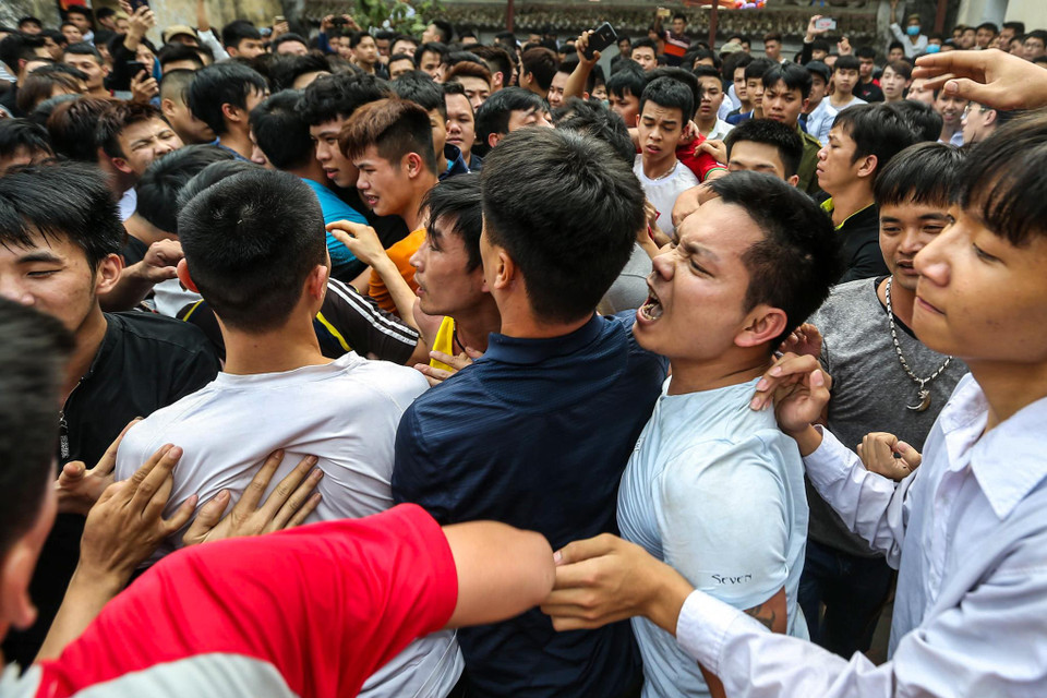 Đây là một lễ hội lớn được tổ chức ngay sau Tết nguyên đán, Tương truyền những ai đoạt được cây bông sẽ là niềm tự hào của làng xóm, gia đình. Do vậy thanh niên trong làng ai nấy đều quyết liệt đạt bằng được cây bông. (Ảnh: Minh Sơn/Vietnam+)