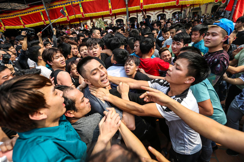 Tuy công tác an ninh đã được tăng cường hơn, có sự kết hợp giữa công an xã và huyện, đảm bảo cho lễ hội được diễn ra thuận lợi nhất nhưng tình trạng ẩu đả vẫn diễn ra. (Ảnh: Minh Sơn/Vietnam+)