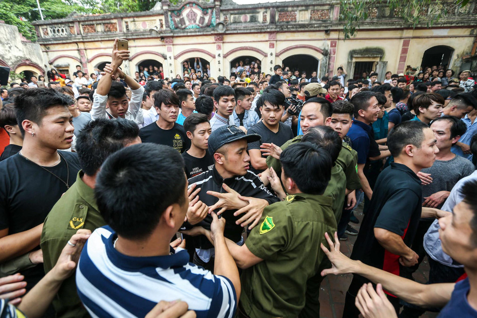 Lực lượng an ninh đã liên tục ngăn cản thậm chí khống chế một số thanh niên quá khích. (Ảnh: Minh Sơn/Vietnam+)