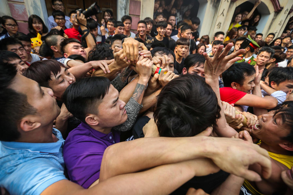 Cây bông được sử dụng trong lễ hội phải đảm bảo tre phải là cây đực, già, không bị sâu, không kiến, gióng đều nhau. Người vót sẽ trực tiếp chọn tre, mỗi cây lấy một đoạn dài hơn 1 mét, đếm đủ 5 gióng 4 cọc thuộc cung ngũ phúc rồi vót thành bông, sau đó cuốn xù từng gióng và thêm tua cho đẹp. (Ảnh: Minh Sơn/Vietnam+)