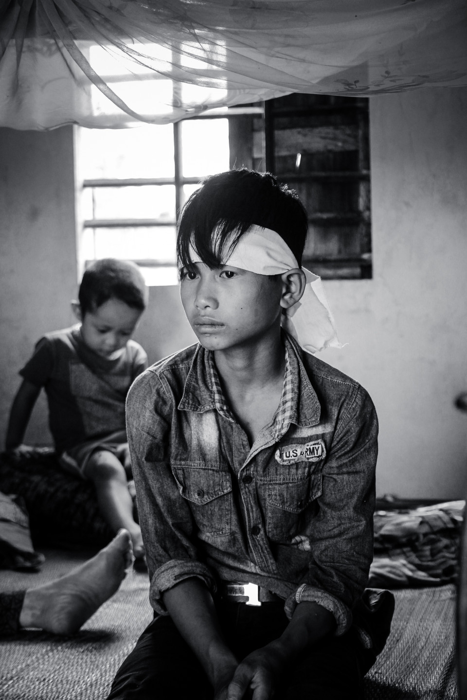 Em trai út nạn nhân Nguyễn Văn Chiến (Bố Trạch, Quảng Bình) thẫn thờ mỗi khi nhắc đến người anh của mình. Sau cái chết của Chiến, em Nguyễn Văn Cửu đã phải bỏ học vì nhà quá nghèo. (Ảnh: PV/Vietnam+)