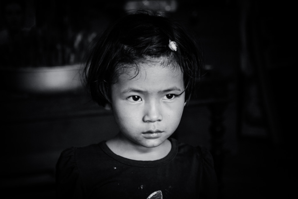 Con gái lớn của anh Lịch, cháu Nguyễn Thị Thu năm nay cũng mới chỉ 5 tuổi. Ngày ba mất, thấy nhà đông người, bé Thu lâu lâu lại hỏi: ‘Không biết ba có mua kẹo về cho con không?’. (Ảnh: PV/Vietnam+)