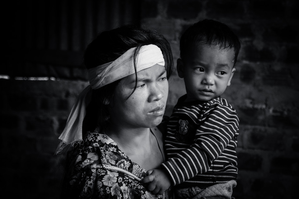 Đã 4 ngày kể từ thảm họa tại Formosa nhưng chị Thương (xã Lâm Trạch, Bố Trạch, Quảng Bình) vẫn không thể tin được vào những gì đã xảy ra. Mắt đỏ hằn, chị ôm chặt đứa con út vào lòng, đờ đẫn hướng ra đoạn đường đang chạy hút vào cánh rừng xa mà khóc. Chồng chị, anh Nguyễn Văn Lịch đã vĩnh viễn không trở về. (Ảnh: PV/Vietnam+)