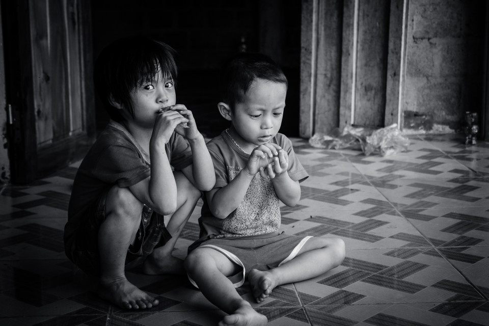 Những đứa cháu hồn nhiên, tịch nghịch của Chiến rất nhớ chú mình. Chúng nó nhớ từng gói quà bánh mà Chiến cho mỗi khi đi làm về, từng cái xoa đầu dịu dàng, vội vã. (Ảnh: PV/Vietnam+)