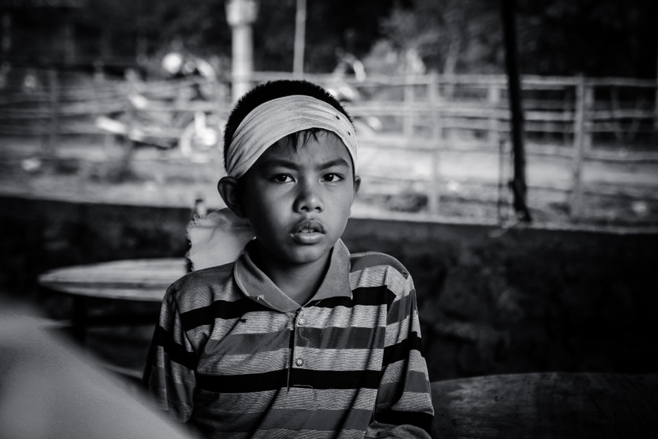 Từ ngày đưa xác anh Dũng về, người cháu trai của anh lầm lì ít nói hơn hẳn. Cháu chỉ trả lời 'vâng, dạ' mỗi khi ai hỏi chuyện. (Ảnh: PV/Vietnam+)