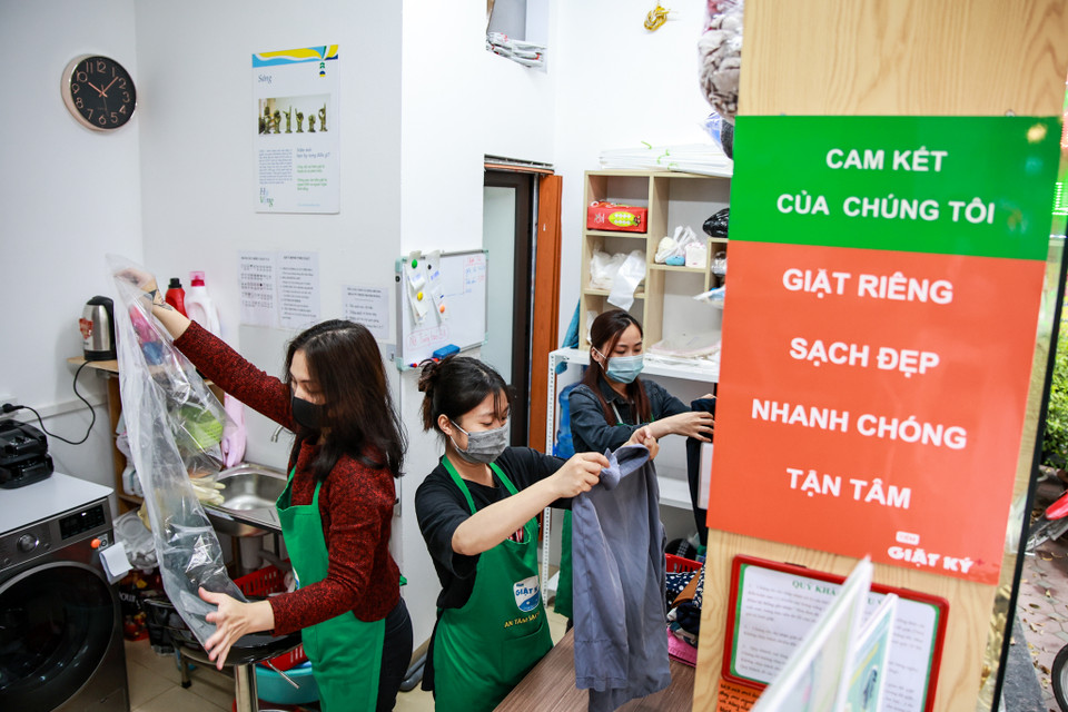Sau khi kết thúc các dự án, tình cờ chị Thuý được biết đến công việc giặt là qua kết nối của một người bạn. Sau khi trải nghiệm, chị quyết tâm phải xây dựng một mô hình giặt là để tạo cơ hội việc làm cho người khiếm thính. (Ảnh: Minh Sơn/Vietnam+)