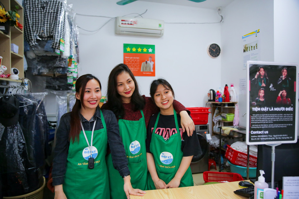  3 cô gái xinh đẹp bao gồm Lương Thị Kiều Thuý (30 tuổi), Tạ Thị Thuý (31 tuổi) và Lê Thu Ngân (18 tuổi) là những người đón khách ở cửa hàng. Họ đều là những khiếm thính, sử dụng ngôn ngữ ký hiệu để giao tiếp với nhau. (Ảnh: Minh Sơn/Vietnam+)