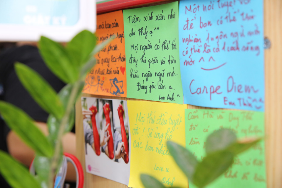 Có một góc nhỏ tại cửa hàng dán những mẩu giấy xinh xắn, nhiều màu sắc bắt mắt khiến khách ghé qua không thể không chú ý. Đó chính là nơi lưu lại những phản hồi, cảm nhận, suy nghĩ về cửa hàng. (Ảnh: Minh Sơn/Vietnam+)