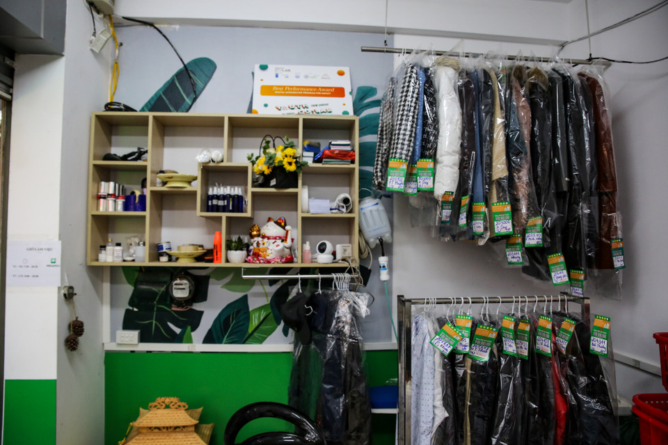 Chị Lương Thị Kiều Thuý người sáng lập tiệm giặt là đặc biệt này đồng thời cũng là một người khiếm thính cho biết cửa tiệm ra đời vào tháng 12/2020. (Ảnh: Minh Sơn/Vietnam+)