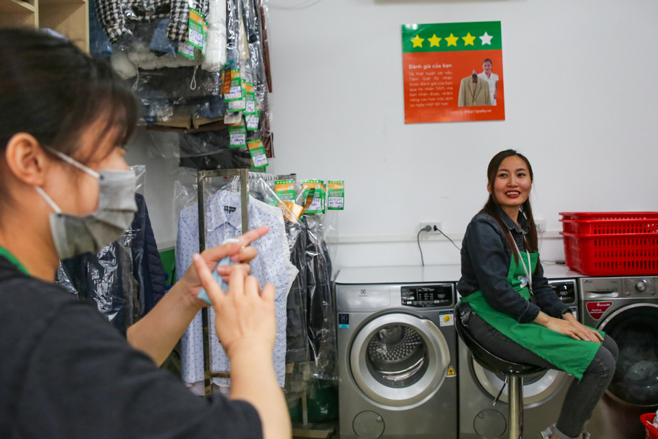 Đây là một mô hình phù hợp cho người điếc hoặc khiếm thính. Người điếc có thể làm chậm nhưng lợi thế ở khả năng quan sát tốt, tập trung cao độ vào công việc. Chỉ cần rèn luyện tính tỉ mỉ, cẩn thận và kiên trì thì họ sẽ là một thợ giặt là lành nghề, thậm chí làm tốt hơn nhiều người bình thường. (Ảnh: Minh Sơn/Vietnam+)