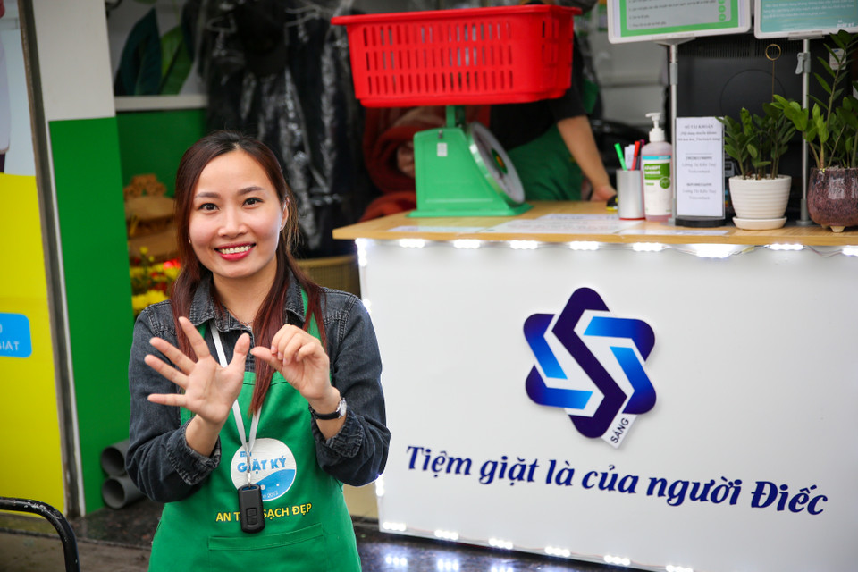 Chị Lương Thị Kiều Thúy, quản lý đồng thời cũng là người sáng lập ra tiệm giặt là đặc biệt này luôn vui mừng chào đón những người khách mới đến cửa hàng. (Ảnh: Minh Sơn/Vietnam+)