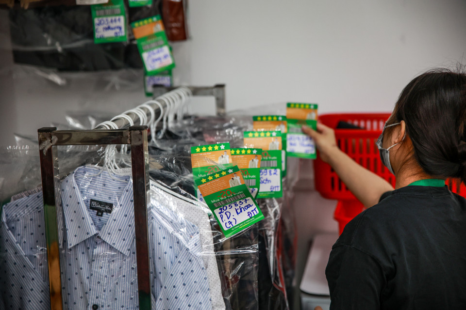 Sau khi trừ chi phí, mỗi tháng các nhân viên nhận mức lương trên dưới 4 triệu đồng. Mức lương dù chưa cao, nhưng ai cũng cảm thấy hạnh phúc và tự tin hơn vì đã có công việc ổn định và làm những việc có ích cho xã hội. (Ảnh: Minh Sơn/Vietnam+)