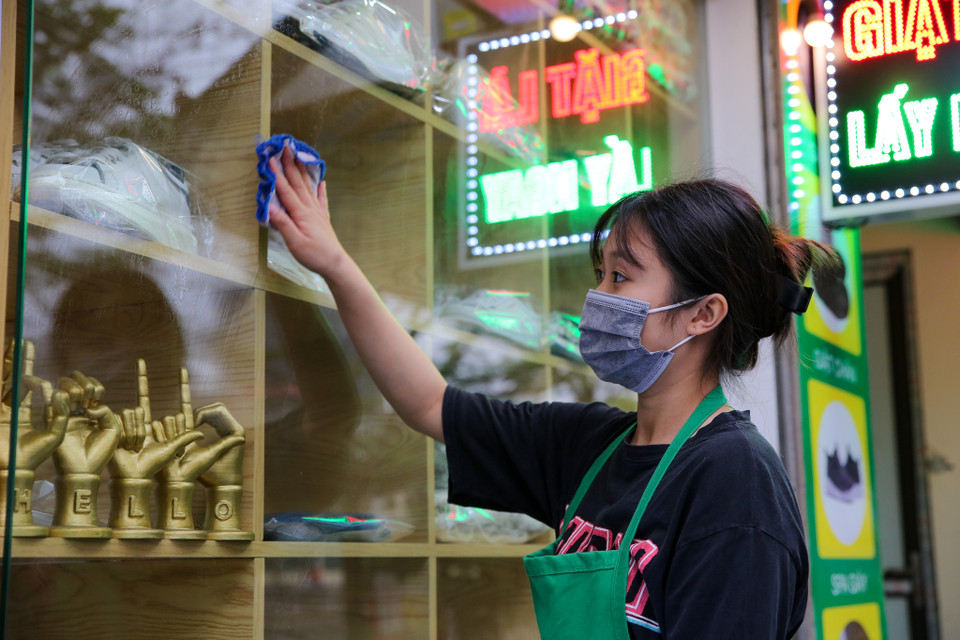 Những lúc rảnh rỗi, họ thường xuyên dọn dẹp lau chùi để cửa hàng luôn sạch sẽ. (Ảnh: Minh Sơn/Vietnam+)