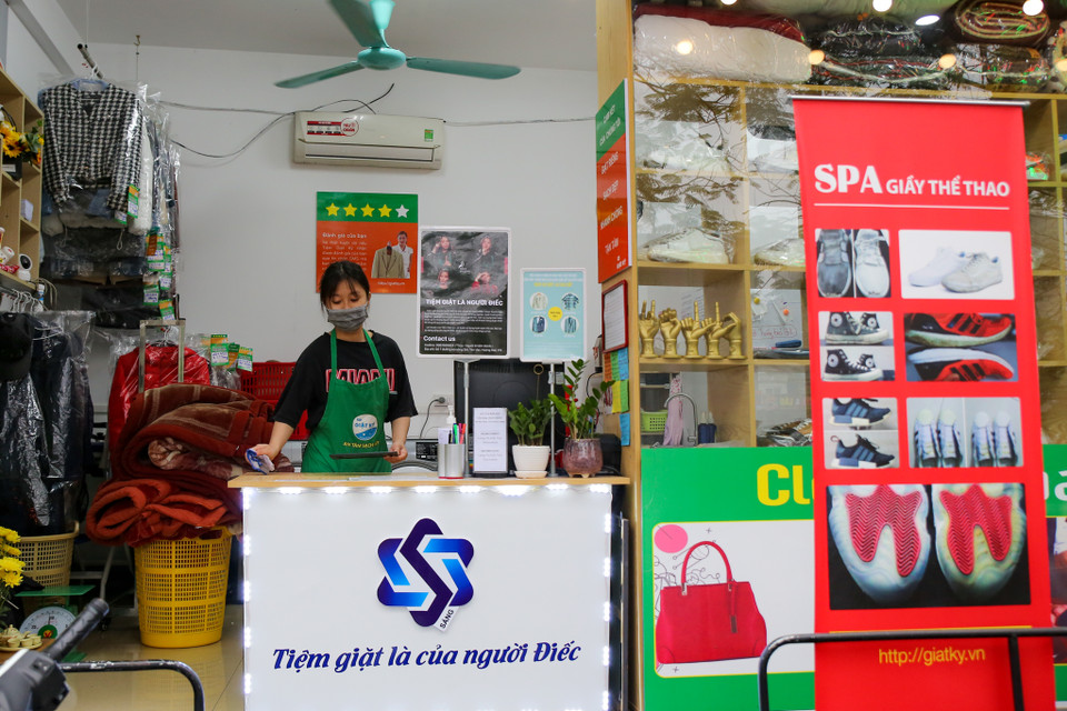 Tiệm giặt là có quy mô khá khiêm tốn, hoạt động cả tuần với 3 cô gái khiếm thính thay nhau làm việc. (Ảnh: Minh Sơn/Vietnam+)