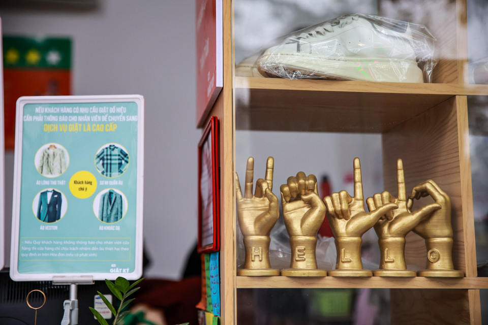 Nói về sự ra đời của cửa hàng, chị Thuý chia sẻ năm 2019, chị cùng nhóm thực hiện dự án nghiên cứu thực trạng việc làm cho người điếc. Có nhiều công việc mà người điếc đang làm như may, cắt tóc, phục vụ quán ăn,... nhưng chị nhận thấy người điếc hoặc khiếm thính gặp nhiều khó khăn với các công việc này. (Ảnh: Minh Sơn/Vietnam+)