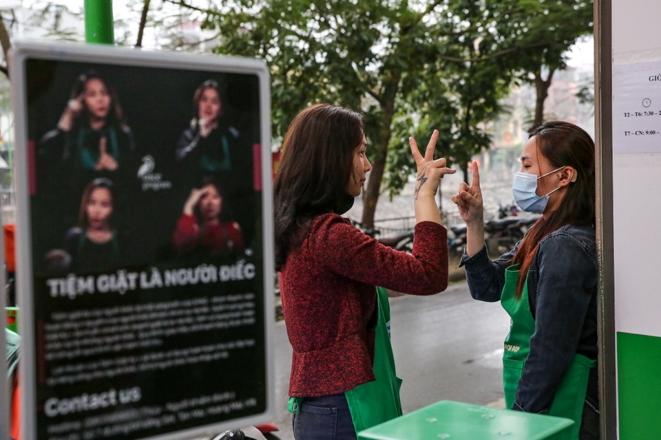 Lợi nhuận của cửa hàng này sẽ được sử dụng cho lớp học kỹ năng sống cho những người cùng hoàn cảnh. (Ảnh: Minh Sơn/Vietnam+)