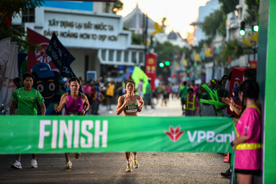 Cung đường điểm danh hơn 30 danh thắng nổi tiếng của Hà Nội từ cổ kính đến hiện đại, từ cuộc sống về đêm yên tĩnh đến bình minh tấp nập, rộn ràng. (Ảnh: Minh Sơn/Vietnam+)