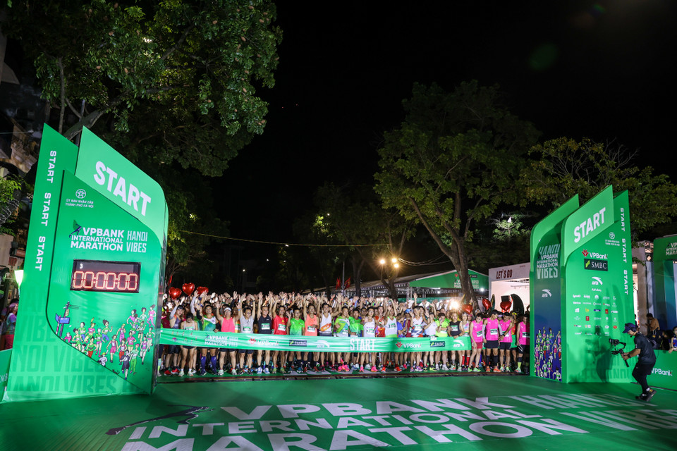 Rạng sáng ngày 8/10, VPBank Hanoi International Marathon 2023 - sự kiện thể thao quốc tế thường niên chính thức của thành phố Hà Nội đã chính thức khởi tranh với sự tham gia của gần 11.000 vận động viên. (Ảnh: Minh Sơn/Vietnam+)