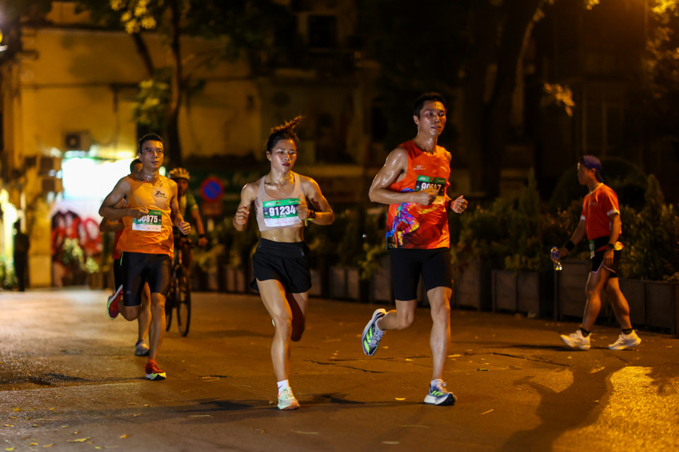 Điều đặc biệt là các vận động viên chạy các cự li đều phải xuất phát sớm, thậm chí từ 3 giờ 30 phút sáng. (Ảnh: Minh Sơn/Vietnam+)