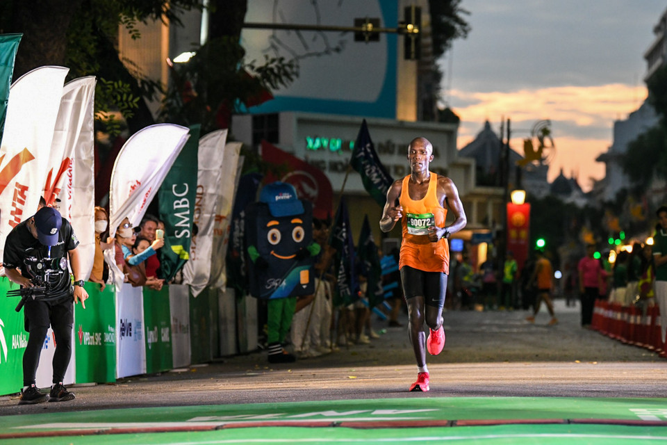 Xuất phát từ Hồ Hoàn Kiếm, đường chạy sẽ xuyên qua những góc phố cổ kính của 36 phố phường, kết nối các danh thắng danh tiếng bậc nhất Thủ đô với những công trình mang tính biểu tượng của một Thành phố Hà Nội năng động, hiện đại. (Ảnh: Minh Sơn/Vietnam+)