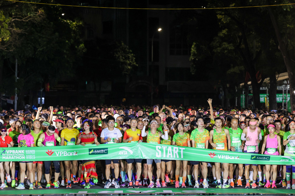 Các cung đường chạy 5km, 10km, 21km, 42km đều xuất phát từ phố đi bộ Hồ Gươm, (Ảnh: Minh Sơn/Vietnam+)