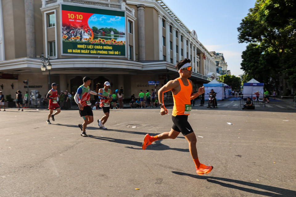 Hàng ngàn vận động viên đã nỗ lực tập luyện để đạt được thành tích mục tiêu cho giải chạy VPBank Hanoi International Marathon 2023. (Ảnh: Minh Sơn/Vietnam+)
