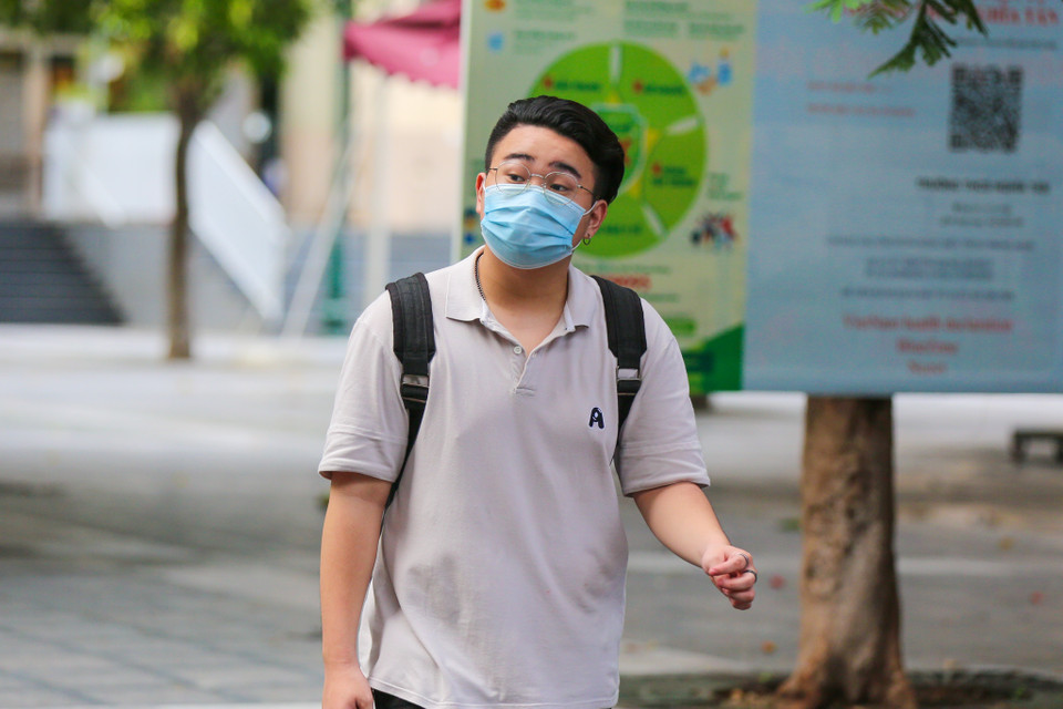 Tuy nhiên, nhiều thí sinh cho biết bài thi năm nay rất dễ. Thí sinh Vũ Đức Anh tại điểm thi Trung học Cơ sở Nghĩa Tân cho biết chỉ mất khoảng 30 phút làm xong bài. (Ảnh: Minh Sơn/Vietnam+)