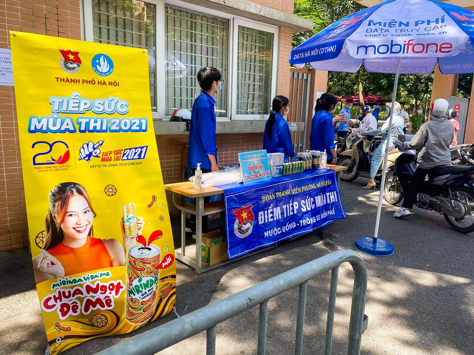 Những bóng áo xanh tình nguyện tại điểm thi tại quận Cầu Giấy (Hà Nội). (Ảnh: PV/Vietnam+)